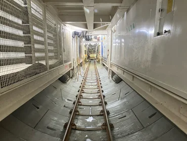 Innenansicht eines Tunnels mit schmalspurigen Schienen in der Mitte