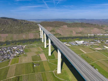 Bild zeigt die Hochmoselbrücke an der B50. Man sieht über die Brücken ins Tal. Ein tolles Bild des Ingenieurbau