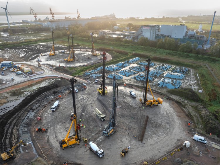 LNG-Terminal, Brunsbüttel The picture shows the construction site from above. You can see 4 frames. In the background you can see wind turbines.