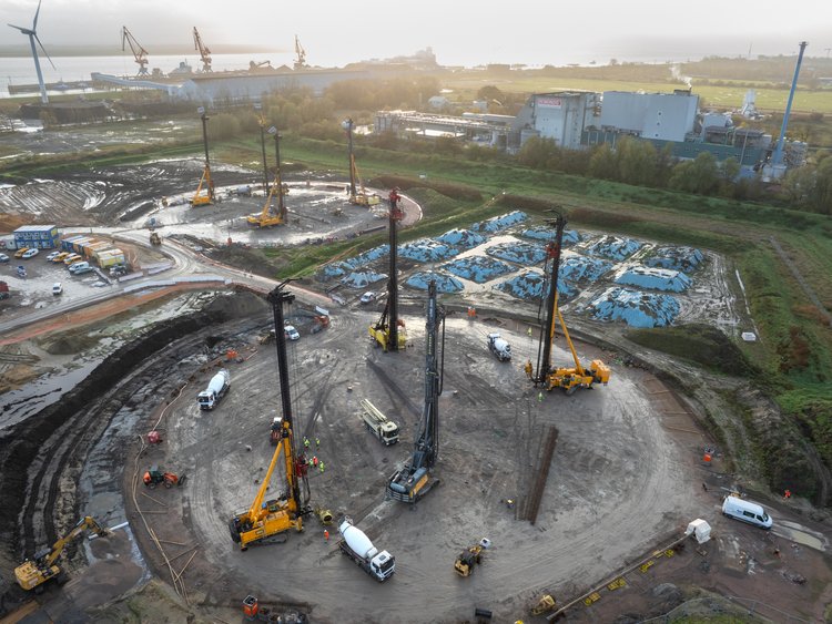 LNG-Terminal, BrunsbĂŒttel Bild zeigt die Baustelle von oben. Man sieht 4 Rahmen. Im Hintergrund sieht man WindkraftrĂ€der