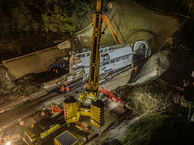 Fachinger & Cramberger Tunnel, Limburg an der Lahn Vorbereitende Tunnelbauarbeiten mit einem Krahn bei Nacht an einem Tunneleingang.