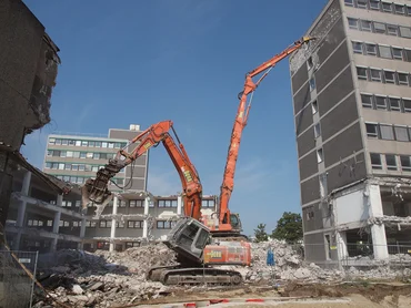 Bild zeigt den Abbruch Bogenhausener Tor in München. Abbruch, Rückbau und Urbanmining gehört zum Leistungsspektrum der PORR.