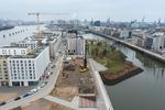 Luftaufnahme mit Blick auf die Baustelle ; man sieht die Elbe und den Bauplatz. 