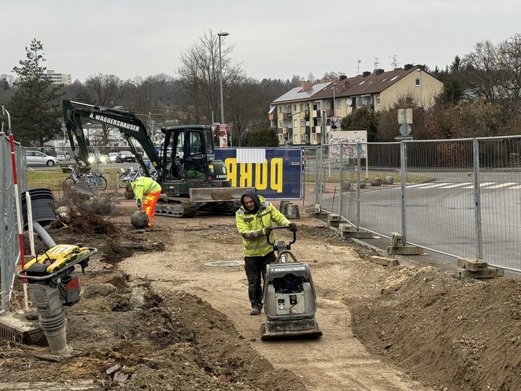 Schelmenwasen 4-8, Hochschule NĂŒrtingen Bild zeigt einen Bauarbeiter bei arbeiten an dem ebnen der Erde.