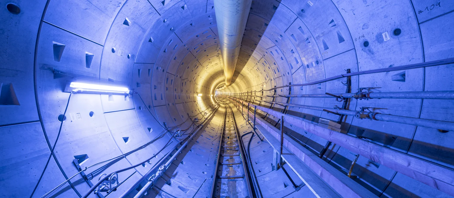 Bild gibt einen Blick in den Tunnel U5 Europaviertel, Frankfurt a.M. Bild ist blälich eingefärbt durch das licht des Fotografen