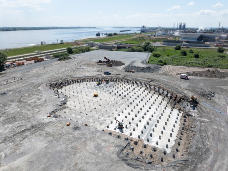 LNG-Terminal, Stade Bild zeigt die freigelegten Pfahlköpfe bei der GrĂŒndung der LNG Terminals
