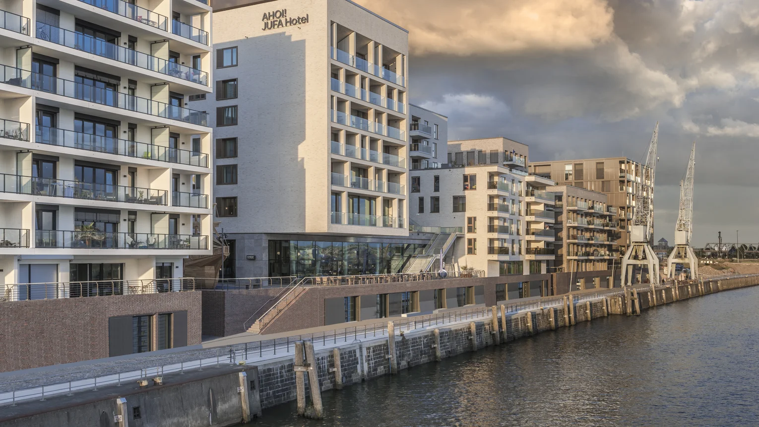 Das Gebäude befindet sich direkt am Wasser des Hamburger Hafens. Die Gebäude verfügt über eine glatte sandfarbene Fassade mit verglasten Balkonen. Es ist ein Gebäude vom Hochbau Nord.
