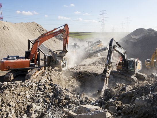 Bauindustrie Kreislaufwirtschaft PORR DE 3  Bild zeigt die Recyklinganlage mit 3 Baggern.