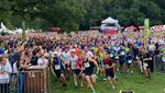 Man sieht den Startschuss mit sehr vielen Menschen; alle rennen los; der diesjährige MOPO-Staffellauf in Hamburg beginnt. 