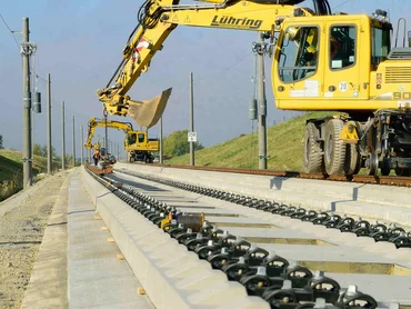 Foto: Schnellfahrstrecke Erfurt – Leipzig/Halle: Zwei gelbe Bagger bearbeiten einen Abschnitt der Festen Fahrbahn.