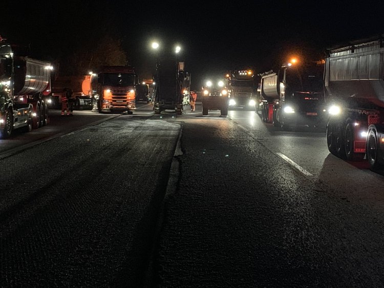 Bild zeigt die Arbeiten bei Dunkelheit. Man sieht nur die Scheinwerfer der BaugerÀte