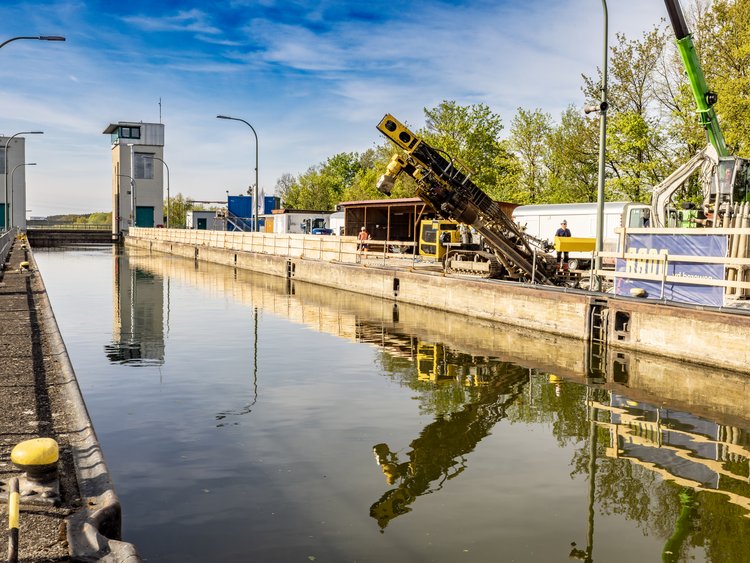 TragwerksverstÀrkung, Schleuse Strullendorf Bild zeigt die Schleuse Strullendorf am Schleusebecken. Ein gerÀt des Spezialtiefbaus steht am Rand