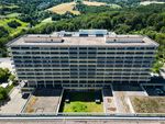 Luftaufnahme der Ruhr Universität Bochum; Man sieht das Hauptgebäude von vorne; Fassade mit vielen Fenstern 