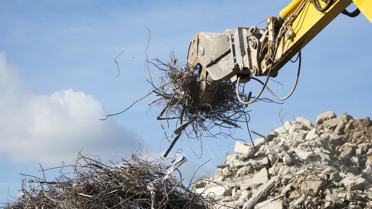 Bild zeigt einen greifer, der Müll trennt. Es ist ein Bild aus dem Leistungsbereich Umwelttechnik und zeigt Abfallmanagement