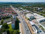 Drone shot of the Südschnellweg; you can see the traffic situation from above; there is a lake in the background; 