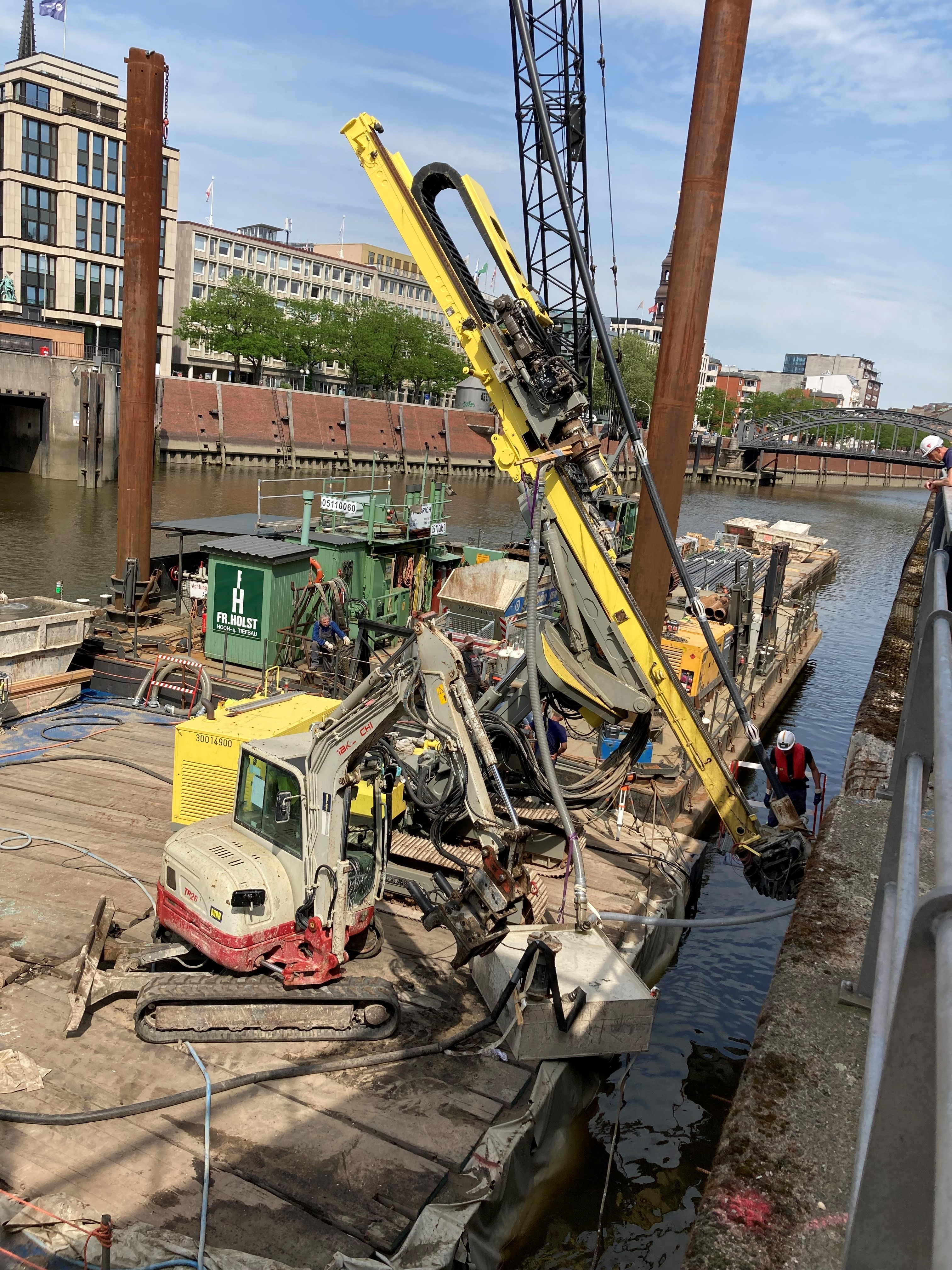 SchrĂ€gpfĂ€hle fĂŒr sanierte Kaimauer, Hamburg Das Bild zeigt den Panton mit der Bohranlage; rechts ist die Hafenmauer zu sehen.